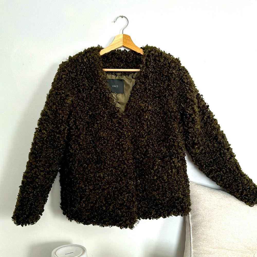 YAS moss green teddy/fur jacket, best (oversize) fit 2-4